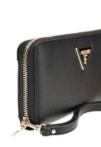 Portafoglio in pelle nera con finitura texturizzata, dotato di una cerniera dorata e un accento logo triangolare. Include un cinturino da polso removibile.