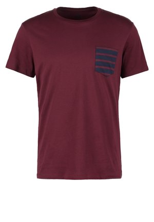 Bordeauxrotes T-Shirt mit kurzen Ärmeln und Rundhalsausschnitt, mit einer gestreiften Brusttasche in Marineblau und Bordeaux auf der linken Seite.