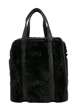 Bolso tote de piel sintética negra con dos asas resistentes y un bolsillo frontal con cremallera, con una superficie suave y texturizada.