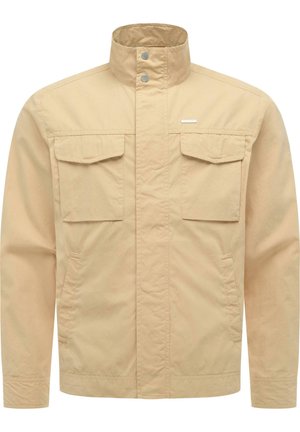 Beige herrejakke med høy krage, to knappespenner, to brystlommer med klaff og to sidelommer.