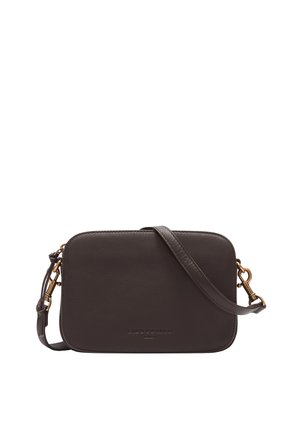 Sac bandoulière en cuir marron foncé, de forme rectangulaire, avec une bandoulière réglable et des finitions en métal doré. Présente un logo en relief subtil.