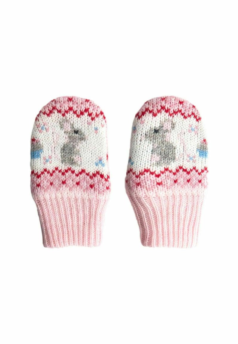 Un paio di scarpine per bambini lavorate a maglia di colore rosa con un topo grigio e motivi decorativi rossi su uno sfondo bianco.