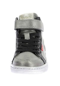 Zapatilla alta plateada con cordones negros, correa de Velcro y material texturizado. Presenta una suela de goma blanca y un detalle de marca en rojo.