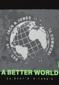 Globe avec des lignes de grille montrant des parties de l'Europe et de l'Afrique, entouré du texte "Jack & Jones" et du texte vert "Un Monde Meilleur" avec des coordonnées en dessous.