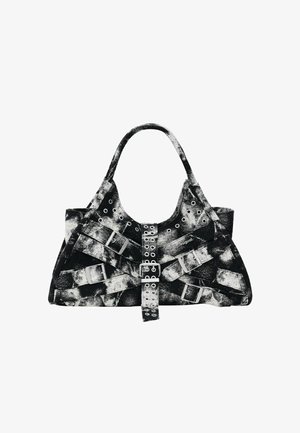 Crno-bijela torba s uzorkom i struktuiranim oblikom, opremljena metalnim kopčama, okruglicama i mekanom teksturiranom tkaninom. Podesive ručke.