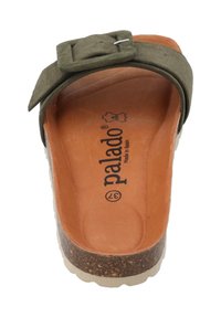 Olijfgroene slip-on sandal met een brede band, voorzien van een grote gespsluiting, kurken zool en een gevoerde, bruin leren voetbed.