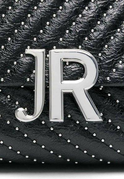 Czarna skórzana torebka z pikowanym wzorem, srebrnymi ćwiekami i wyraźnym srebrnym logo "JR". Teksturowana powierzchnia o błyszczącym wykończeniu.