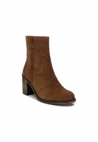 Stivale ankle in suede marrone con tacco a blocco, punta arrotondata, zip laterale e dettagli decorativi in hardware dorato. Texture morbida e design minimalista.