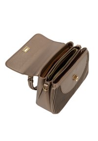 Metallic bronze taske i ribbet tekstur, med guld hardware, topklap og tre indvendige rum. Justerbar skulderrem inkluderet.