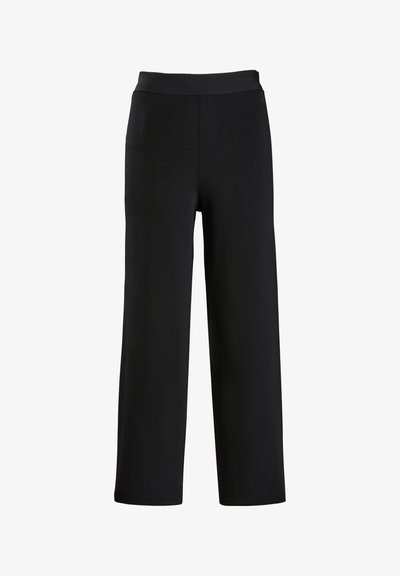 Melnas platās bikses, izgatavotas no mīkstas teksturētas auduma. Tām ir gluda elastīga jostasvieta un pilna garuma dizains. Nav ornamentu vai akcentu.