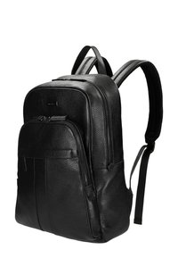 Zaino in pelle nera con trama, dotato di due scomparti principali con zip e spallacci imbottiti regolabili.