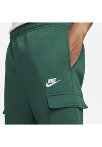 Nike Sportswear SPORTSWEAR CLUB FLEECE - Calças de fato de treino - gorge green gorge green white