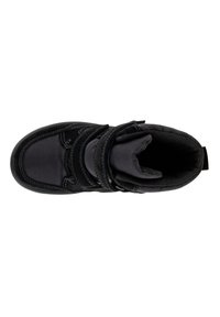 Scarpa alta nera con upper in tessuto liscio, chiusure a strappo in velcro, collo imbottito e suola in gomma testurizzata. Design con cintura e cuciture sottili.