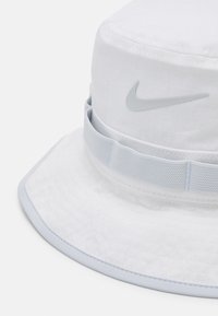 Nike Performance APEX BUCKET UNISEX - Sombrero - white/pure platinum