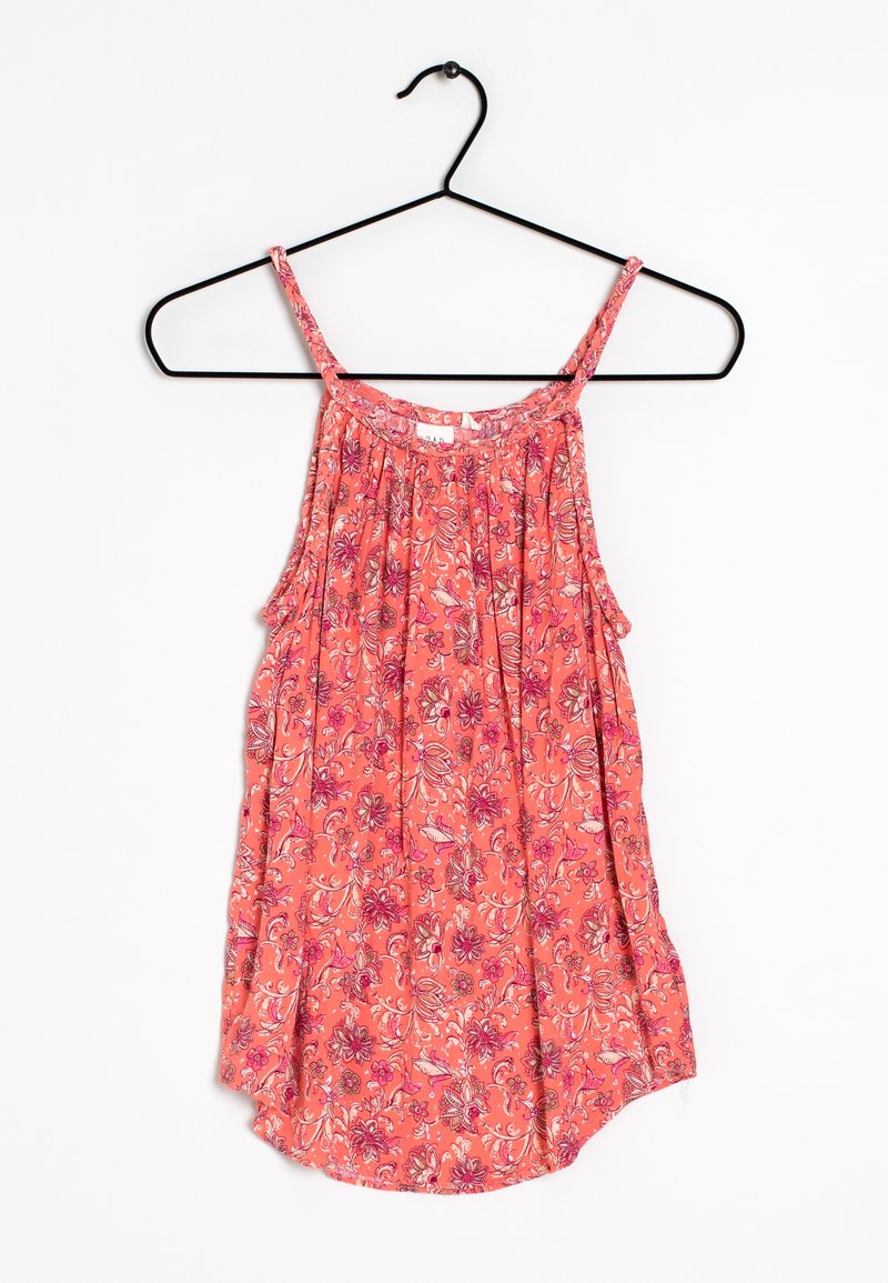 Robe fleurie rose corail sans manches avec fines bretelles suspendue à un cintre en métal noir sur fond blanc.