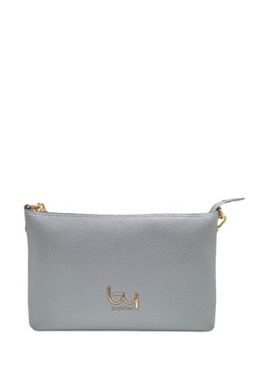 Borsa a pochette in pelle grigia con superficie testurizzata, dettagli in oro e logo prominente sul fronte. Chiusura con zip nella parte superiore.