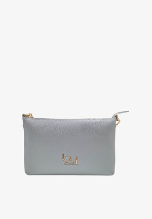 Borsa a pochette in pelle grigia con superficie testurizzata, dettagli in oro e logo prominente sul fronte. Chiusura con zip nella parte superiore.