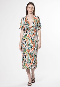 Abito midi multicolore con profondo scollo a V, maniche corte a volant e un motivo floreale paisley in verde, arancione e bianco.