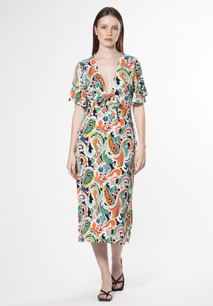 Abito midi multicolore con profondo scollo a V, maniche corte a volant e un motivo floreale paisley in verde, arancione e bianco.