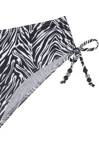Schwarze und weiße Zebra-Print-Bikinihose mit gerafftem Bund, einer Kordelzugbindung und Perlenakzenten. Der Stoff ist glatt mit leichtem Glanz.