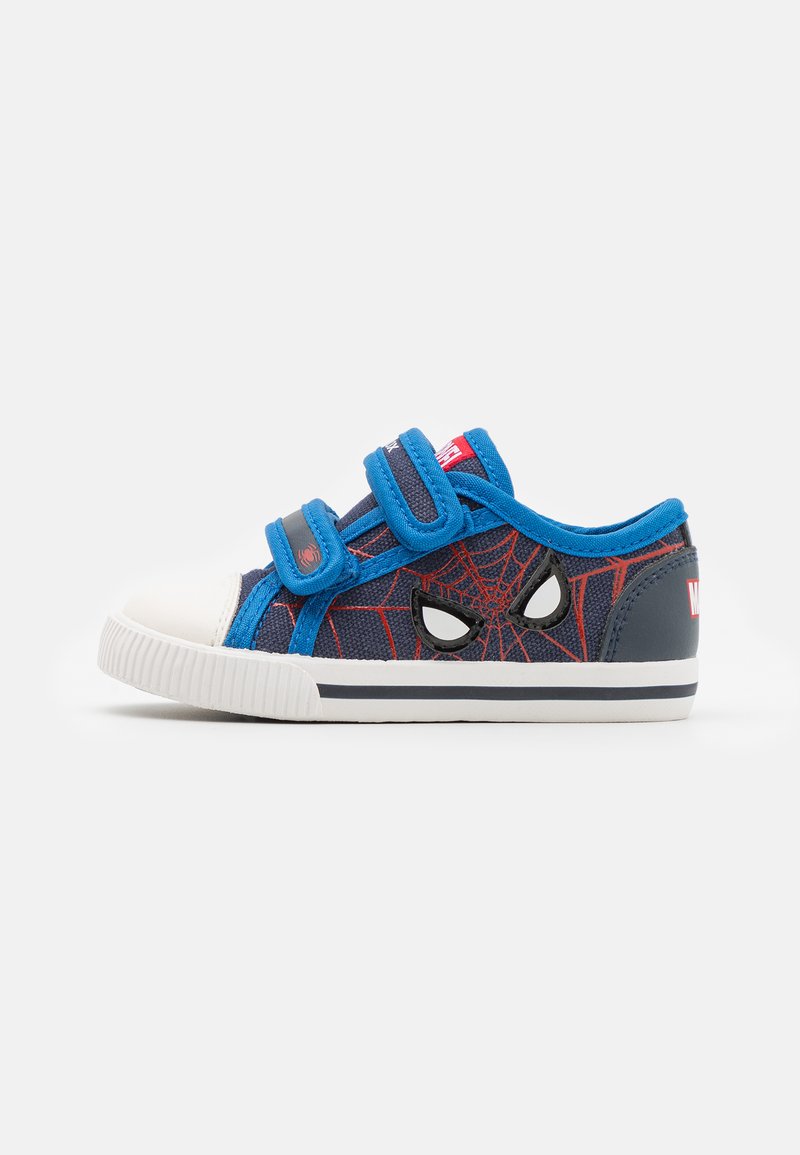 Sneakers per bambini blu e blu scuro, con due cinturini a strappo, punta bianca e design di Spider-Man con motivo a ragnatela e accenti a forma di occhi.