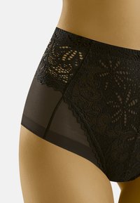 Culotte en dentelle noire taille haute avec des motifs floraux délicats, une partie inférieure transparente et des bords festonnés. Texture douce et lisse.
