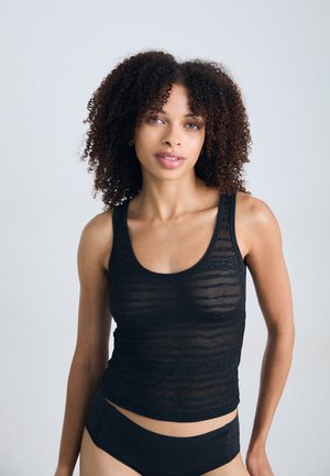 Zwart tanktop met een gestructureerd, gestreept patroon, ronde halslijn en smalle bandjes, gecombineerd met zwarte hooggetailleerde shorts.
