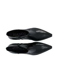Schwarze Leder Stiefeletten mit spitzen Zehen, glatter Textur und einem seitlichen Reißverschluss. Verfügt über eine gepolsterte Innensohle mit dem Markennamen "BIANCO."