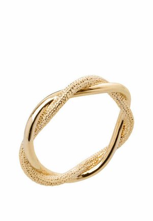 Bague torsadée en or avec des bandes lisses et texturées entrelacées formant une boucle continue sur fond blanc.