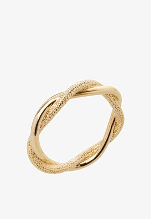 Bague torsadée en or avec des bandes lisses et texturées entrelacées formant une boucle continue sur fond blanc.