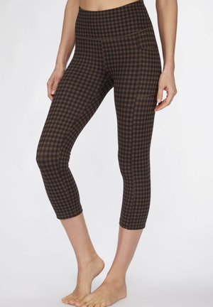 Brown houndstooth-patterned capri leggings made of stretchy fabric. Features a high waistband and a small side pocket.