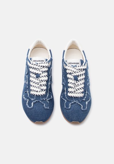 Τζιν αθλητικά παπούτσια με κορδόνια σε λευκό και μαύρο σχέδιο, λεπτομέρειες με ξεφτισμένο ύφασμα και λευκή εσωτερική επένδυση, με την επωνυμία Zadig & Voltaire στη γλώσσα.
