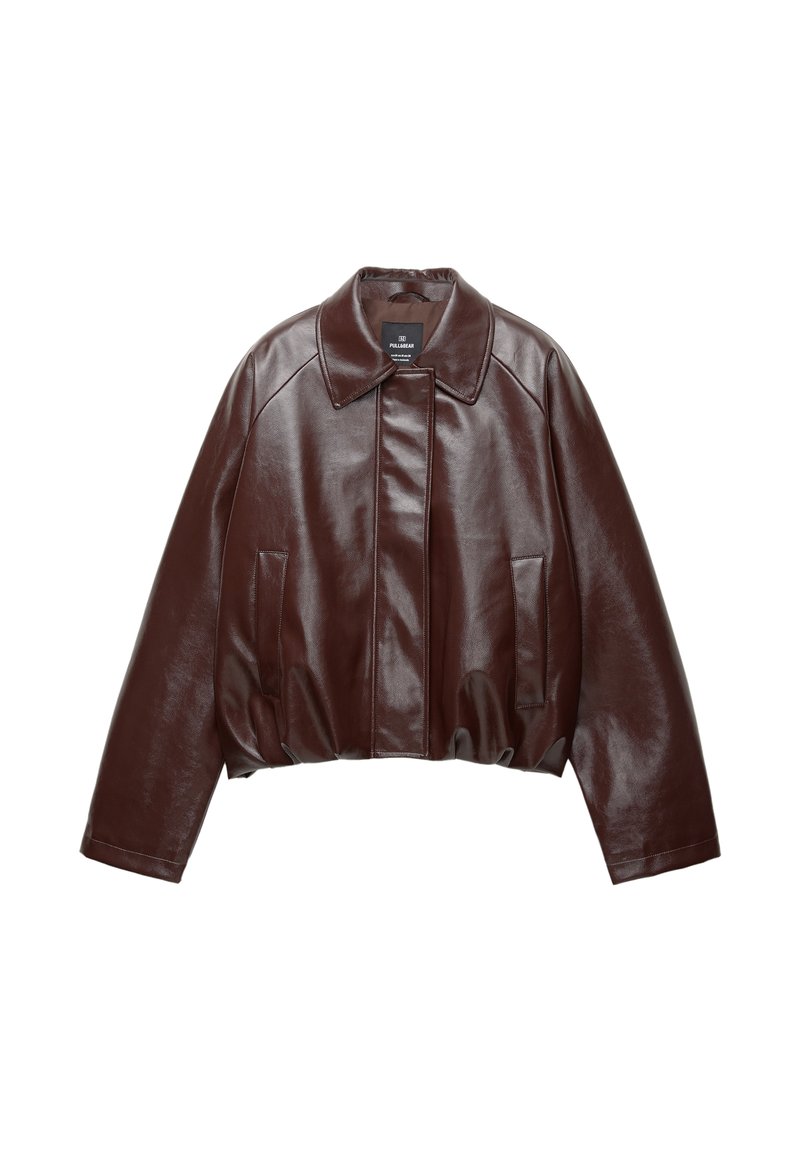 Veste courte en cuir bordeaux avec un col, deux poches latérales et une texture lisse et brillante. Dispose d'un ourlet élastique à la taille.