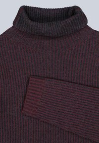 Dunkelburgunderfarbene und schwarze gestreifte Strickpullover mit Rollkragen und langen Ärmeln, gefaltet, um die Ärmeldetails zu zeigen.