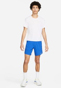 Nike Performance STRIDE SHORT - Pantalón corto de deporte - game royal black black