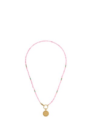 Naszyjnik z małymi różowymi koralikami i rozłożonymi koralikami turkusowymi i złotymi, z okrągłą złotą zawieszką z motywem promienistego słońca.