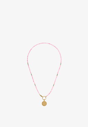 Naszyjnik z małymi różowymi koralikami i rozłożonymi koralikami turkusowymi i złotymi, z okrągłą złotą zawieszką z motywem promienistego słońca.