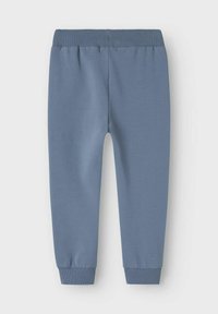 Blauwe sweatpants met een geribbelde tailleband en boorden. Gemaakt van zacht materiaal, met een eenvoudig, gestroomlijnd ontwerp zonder patronen.