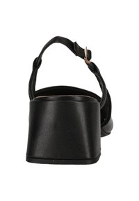 Sandale noire à talons avec un dessus en cuir lisse, sangle de cheville ajustable et talon block épais. Présente des détails de couture sur les côtés.