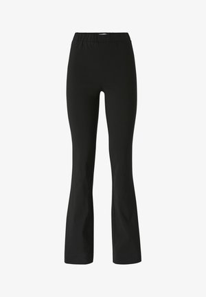 Zwarte flared broek met een elastische tailleband, gemaakt van soepel, rekbaar materiaal. Eenvoudig ontwerp zonder aanvullende patronen of accenten.