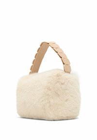 Faux fur-handväska i mjuk beige med rektangulär form och en texturerad, fluffig yta. Handtaget har rundade, platta detaljer.
