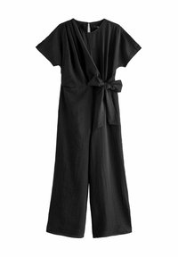 Schwarzer Jumpsuit aus einem strukturierten Stoff, mit kurzen Ärmeln, einem gewickelten Oberteil und einem gebundenen Taillendetail. Weit geschnittenes Bein.