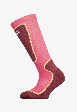 Kniestrümpfe in Pink mit braunen Akzenten. Verfügt über eine gerippte Textur, einen gepolsterten Bereich in Dunkelbraun und gelbe Akzente entlang der Kanten.