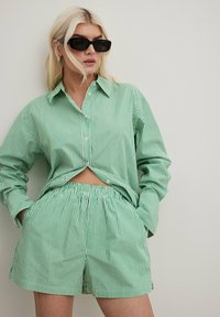 NA-KD GESTREIFTE MIT ELASTISCHEM BUND - Shorts - green/white