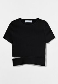 Svart kort topp med korta ärmar, gjord av ribbat tyg. Har en rundad halsringning och en utskärning vid fållen.