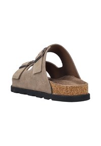 Sandal in suede beige con apertura sul retro, soletta in sughero e suola in gomma nera. Presenta cinturini regolabili con dettagli in metallo.