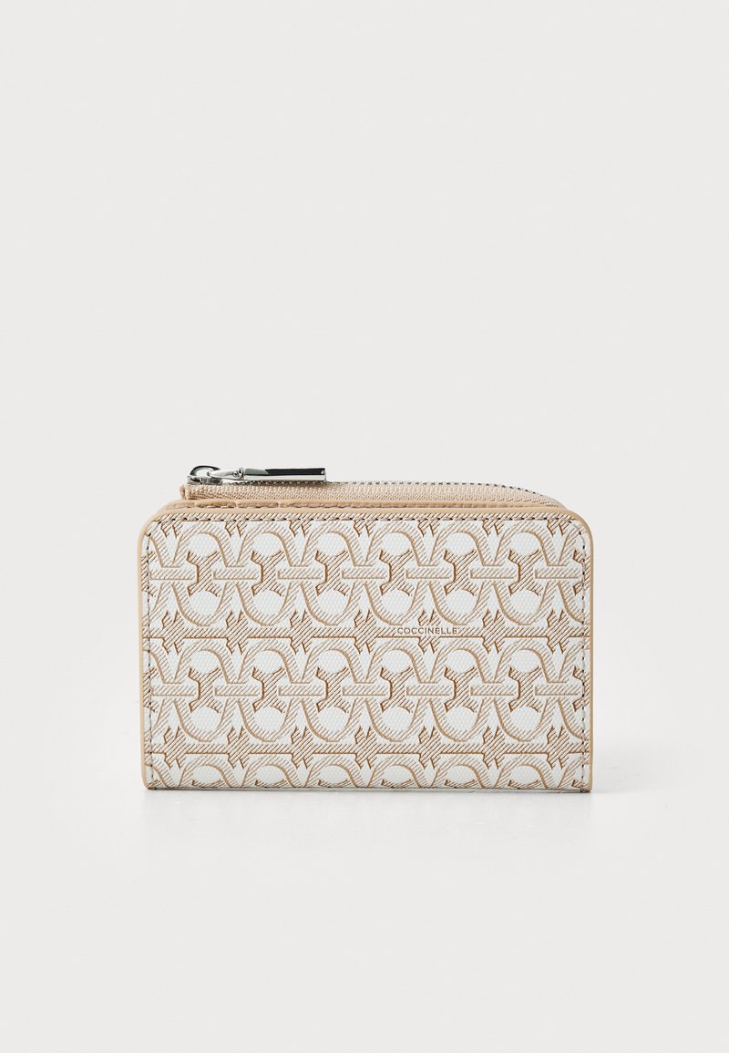 Portefeuille zippé en beige clair avec un motif géométrique embossé, doté d'accents marron clair et de quincaillerie en ton argenté. Fini en cuir lisse.