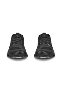 Paire de baskets de sport noires avec lacets, vues de face sur un fond blanc.