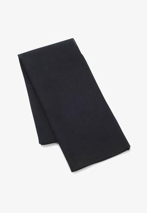 Czarny szalik wykonany z miękkiego materiału, charakteryzujący się gładką teksturą. Jest starannie złożony, z czystymi krawędziami i bez widocznych wzorów lub akcentów.