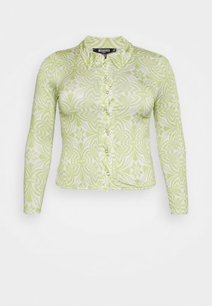 Camisa de botão de manga longa em verde claro e branco com um padrão floral. Apresenta um colarinho e um tecido texturizado.